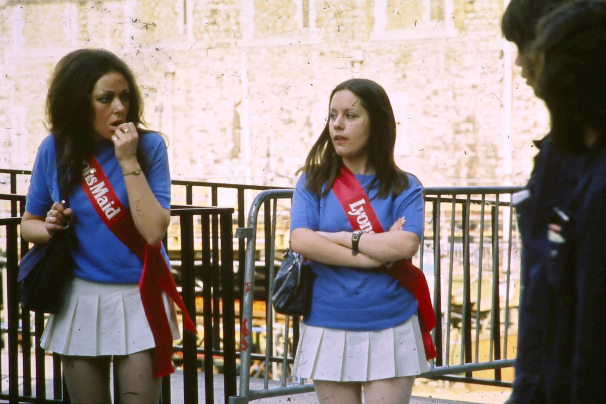 Advertising Girls on the streets - Lyons Maid